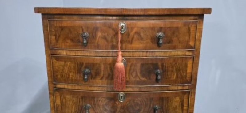 Very Good Queen Anne Burr Walnut Chest of Drawers - Image 2